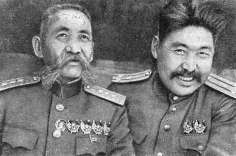 О И Городовиков в гостях у своего племянника Б Б Городовикова на фронте - фото 37