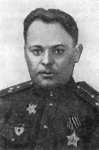 Л А Большаков Товарищ гвардеец обращаюсь к нему Вот там за бугром с - фото 39