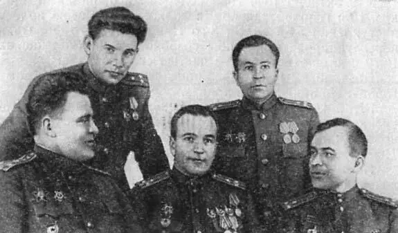 Политработники 19го Сибирского гвардейского стрелкового корпуса Сидят слева - фото 44