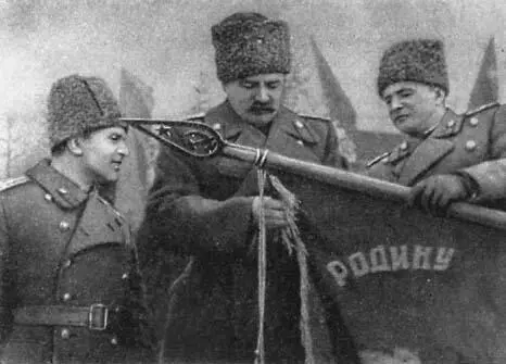 Командарм М И Казаков прикрепляет орден к Знамени 56й гвардейской стрелковой - фото 45