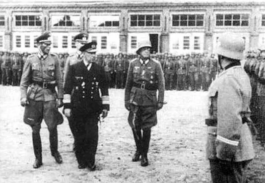 Шеф военной разведки адмирал В Канарис в центре инспектирует диверсионную - фото 13