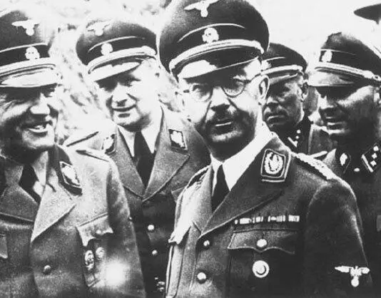 Генрих Гиммлер во время инспекции разведывательнодиверсионных школ Решение - фото 33