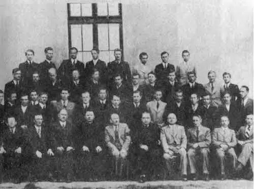 Выпускники Вадовицкой средней школы 1938 г со своими учителями Кароль Войтыла - фото 5