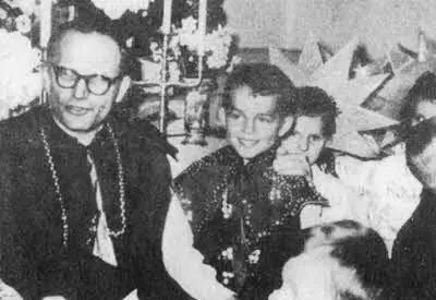 Епископ Войтыла во время посещения одного из приходов епархии 1962 г Архив - фото 10