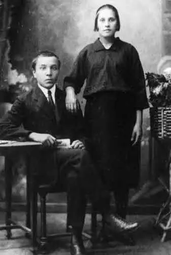 3 Дедушка и бабушка Илья Васильевич и Марья Гурьевна Бурминовы 1920е гг - фото 11