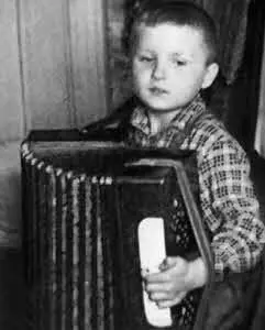 5 А мог стать гармонистом 1960 г 6 Пикник в Измайлове Бабушка Аня дед - фото 13