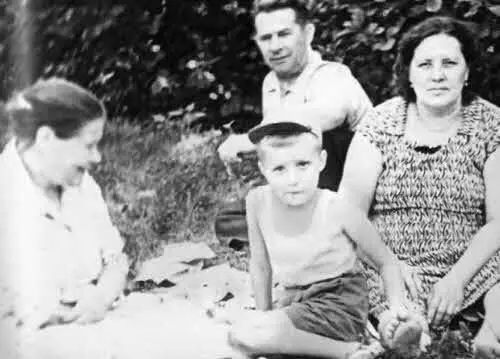 6 Пикник в Измайлове Бабушка Аня дед Георгий бабушка Маня 1962 г 7 С - фото 14