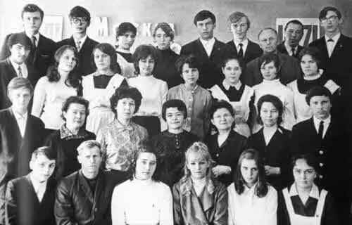 10 10й класс школы 348 Май 1972 г В центре второго ряда любимая - фото 18
