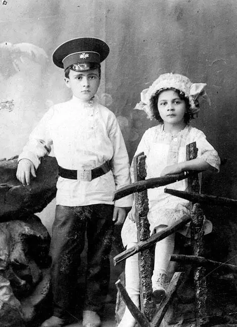 Отец и его сестра Лена 1912 год В Москве сначала мы жили в бараке а потом - фото 50