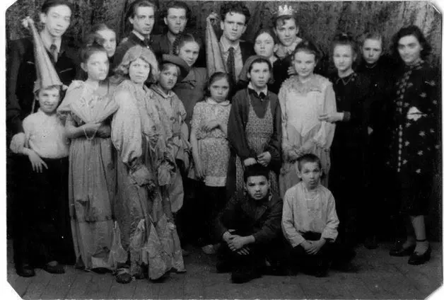 Труппа самодеятельности под руководством автора постановка Золушки в сер - фото 31