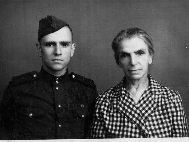 С мамой перед уходом в армию На об 22 VIII 1951 г Явился к назначенному - фото 39