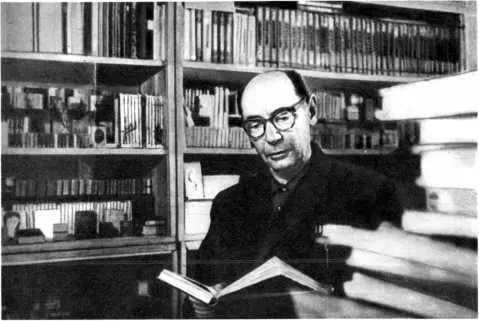 Вениамин Александрович Разумов в своей книжной лаборатории Долго и - фото 38