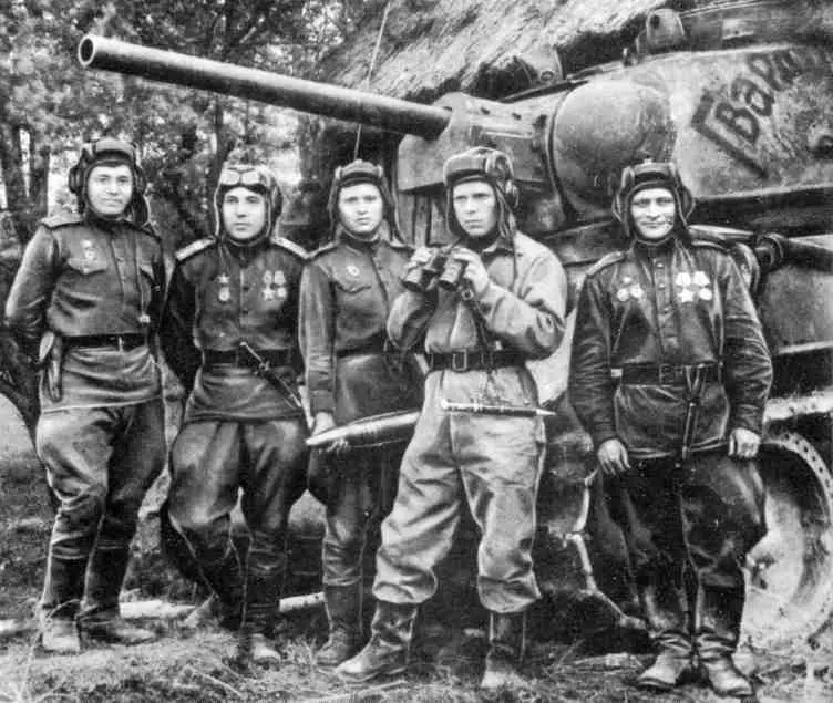 Экипаж танка Гвардия отличившийся во время Львовской операции Слева - фото 12