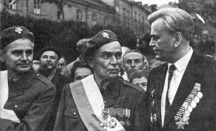 Перемышль А А Соколов беседует с ветеранами Войска Польского братьями по - фото 21