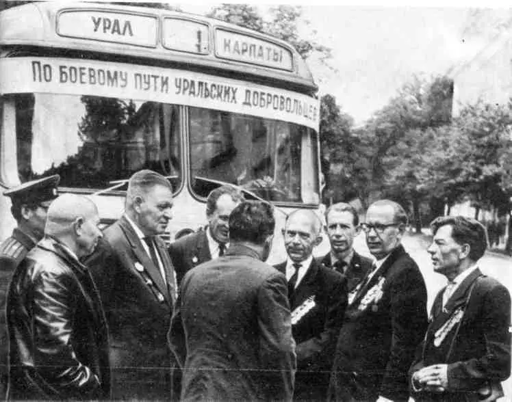 Автобус в молодость везет так сказал об этой поездке ветеранов поэт Михаил - фото 22