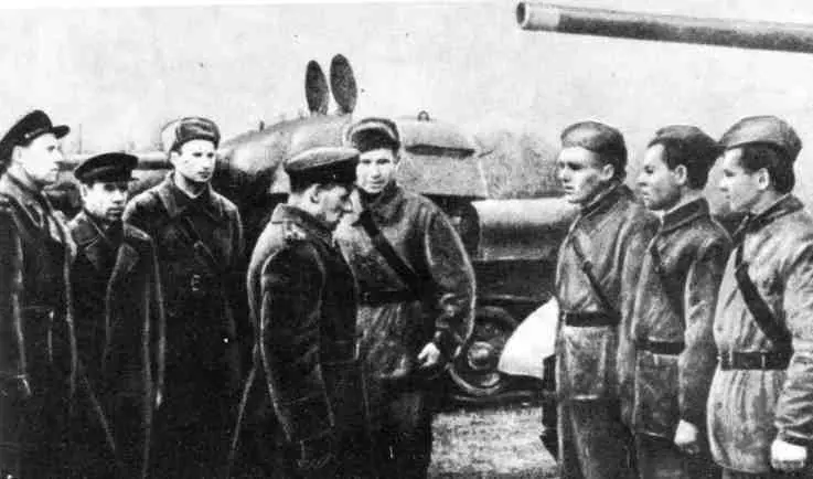 Челябинск Командир бригады подполковник В И Коновалов проверяет боевую - фото 5