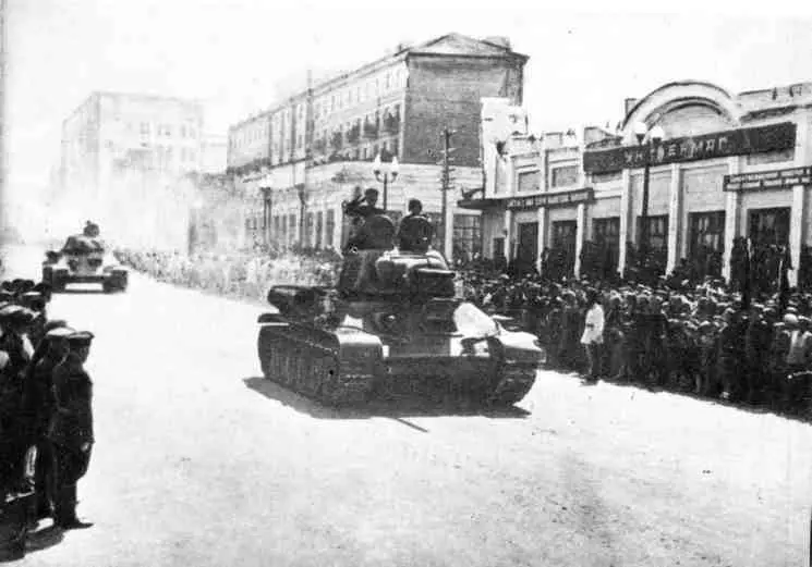 Челябинск 9 мая 1943 года После вручения добровольцам всенародного Наказа по - фото 6
