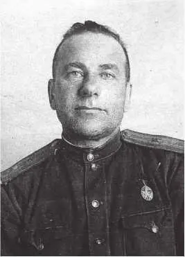 Командир батальона подполковник Батурин Внешне это был мужчина не из - фото 51