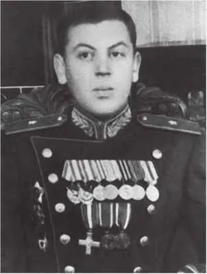 Генералмайор авиации Василий Иосифович Сталин Вскоре мы остановились перед - фото 91