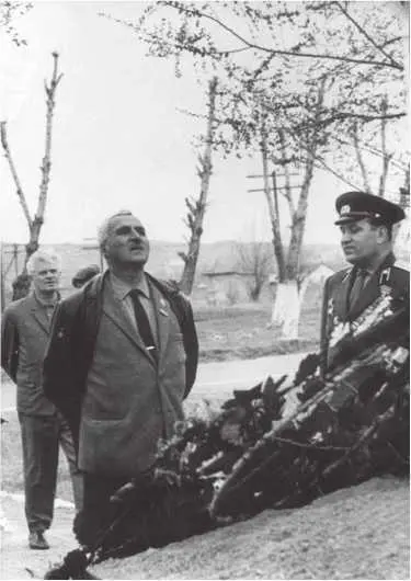 Писатель Константин Симонов и Александр Пыльцын в Уссурийске 1965 г На - фото 95