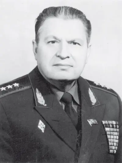 Генерал Репин И П Маршал бронетанковых войск Лосик О А Наверное в мою - фото 126