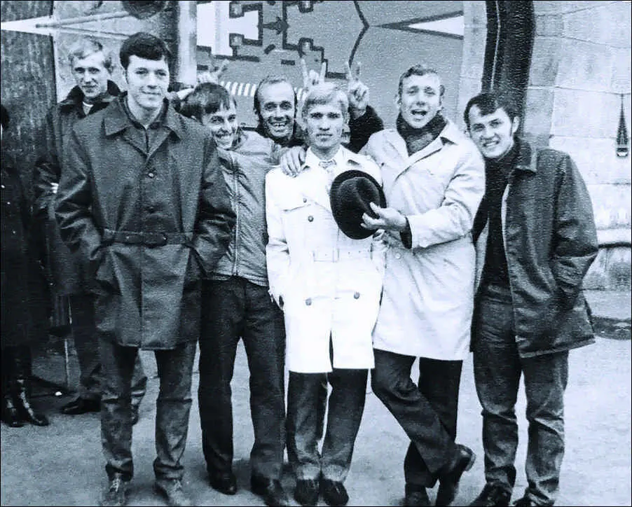 1973 год Развлекаемся в аэропорту Красноярска перед вылетом Слева направо - фото 39