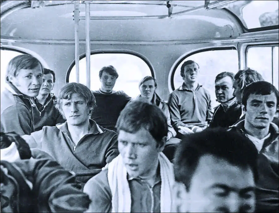 1974 год В автобусе Слева направо Виктор Савенков Сергей Горовенко - фото 42