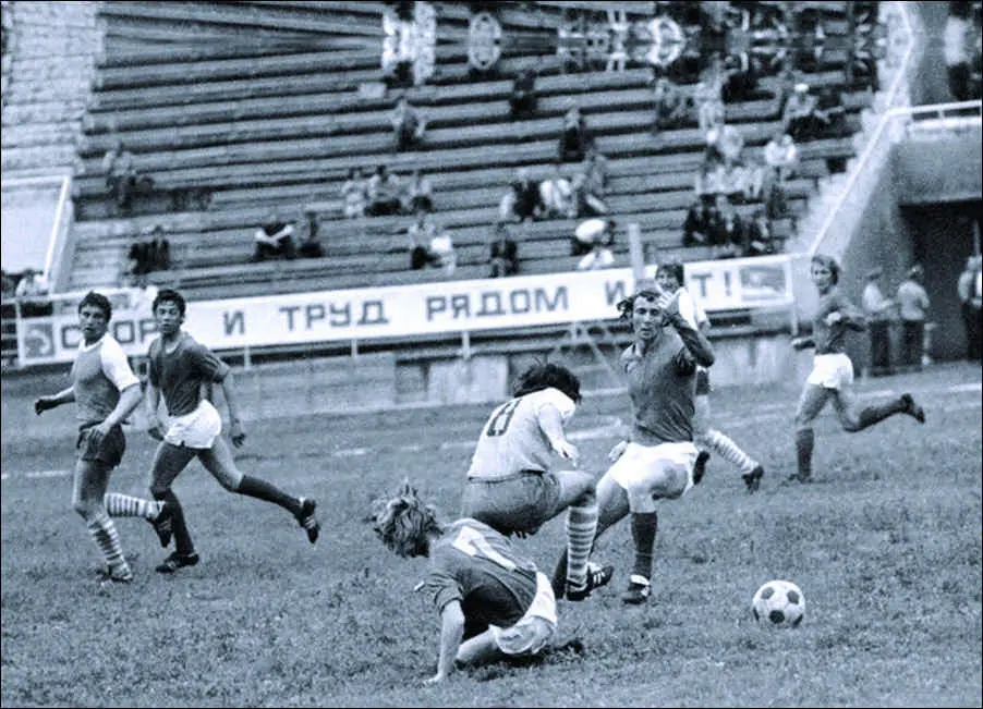 1976 год Центральный стадион Красноярска Один из матчей за Автомобилист - фото 45