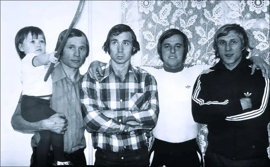 1976 год Незадолго до отъезда в Москву На квартире у Тархановых Слева - фото 46