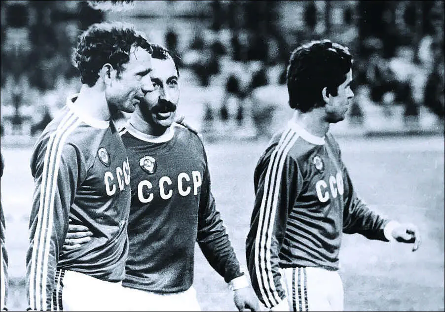 1980 год В сборной СССР с Валерием Газзаевым и Александром Прокопенко справа - фото 62