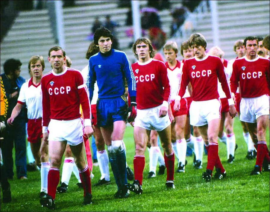 1980 год Вывожу сборную СССР на матч со сборной Дании Позади меня Ринат - фото 66