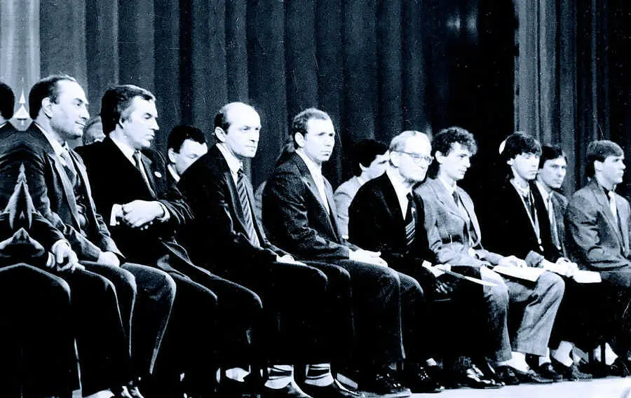 Награждение Спартака золотыми медалями за победу в чемпионате1989 Получаем - фото 80