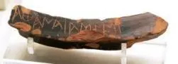 Фрагмент обода кратера с надписью ΑΘΑΝΑΙΑΣ ΕΜΙ принадлежу Афине 6 в до н - фото 323