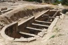 Гестиаторион трапезная к югу от цистрны состояла из двух помещений и - фото 214