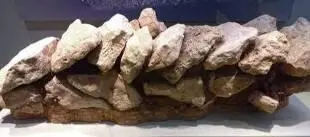Фрагмент укрепления на холме Загани кладка елочкой 30002500 гг до нэ В - фото 287