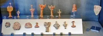 Фигурки украшения и сосуды 1412 вв до нэ При входе в музей через - фото 427