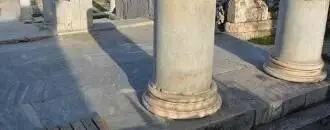 Мраморный пол восточной пропилеи В центре южной части стои возможно - фото 612