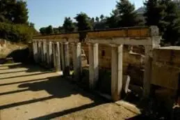 Трон из театра проскениум театра и храм Амфиарая Далее почти на одной линии - фото 64