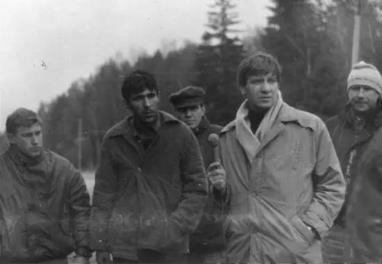 Сергей Головкин второй слева во время следственного эксперимента в - фото 30