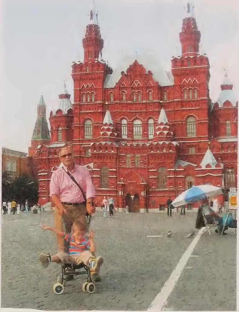 С сыном Андреем в Москве во время поездки в 2004 г Впервые за многие месяцы - фото 59