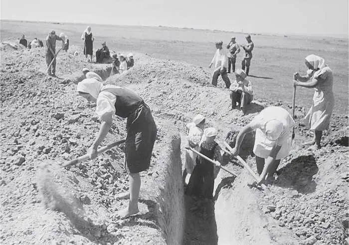 Женщины роют окопы в районе р Дон 1942 г Фото С Фридлянда В это же время - фото 12