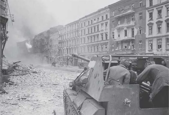 Бой на улицах Берлина Советская САУ СУ76 расстреливает фаустников 1945 г - фото 15