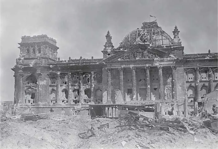 Разрушенное здание Рейхстага 1945 г РГАКФД Гитлер покончил жизнь - фото 16