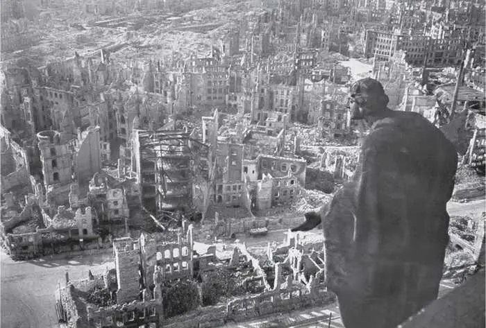 Разрушенный воздушными бомбардировками собор св Михаила в Ковентри - фото 19