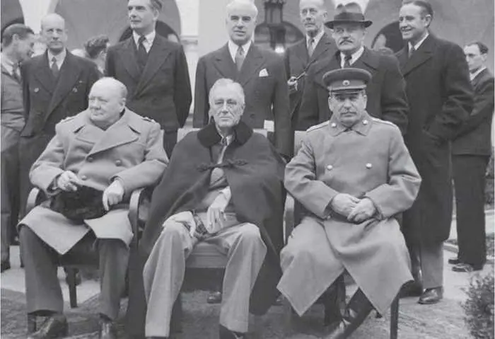 Сидят слева направо У Черчилль ФД Рузвельт ИВ Сталин стоят слева - фото 23