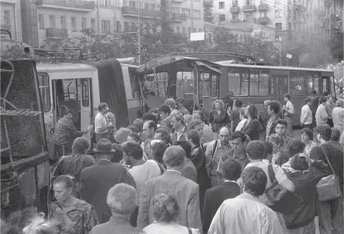 Баррикады в Москве Август 1991 г РГАКФД На совещании в Генеральном штабе - фото 43