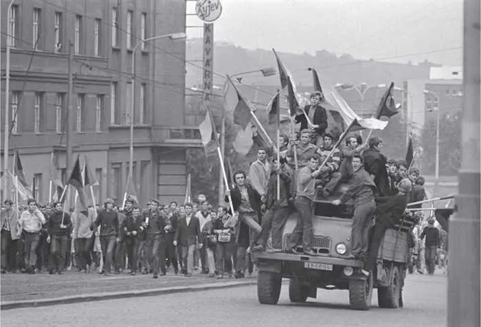 Пражские события весны 1968 г Подпись в архивной картотеке гласит Группа - фото 45