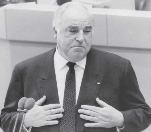 Канцлер ФРГ Г Коль выступает во время парламентских дебатов 1993 г РГАКФД - фото 50