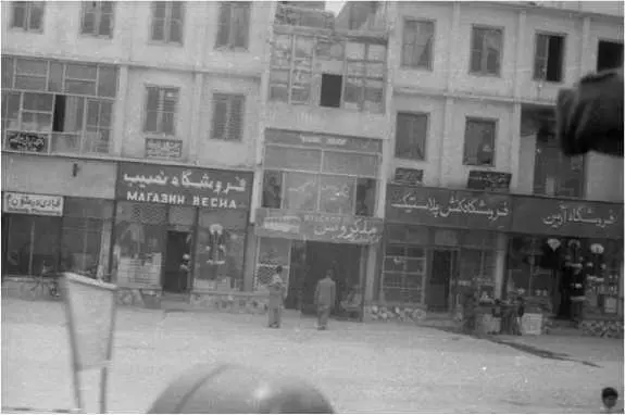 На улицах МазариШарифа В составе десанта было сто с лишним человек Мы - фото 56