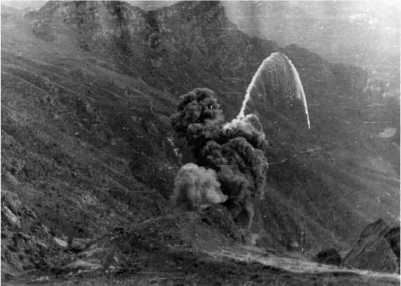 Подрыв арсенала найденного на базе в Мармоле 1984 год Это было 8 марта в - фото 59